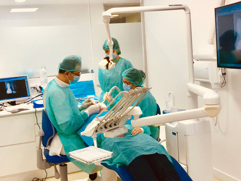 Odontólogo tratando paciente